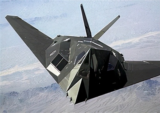 你知道第五代超級戰機F35是如何躲過雷達的嗎？