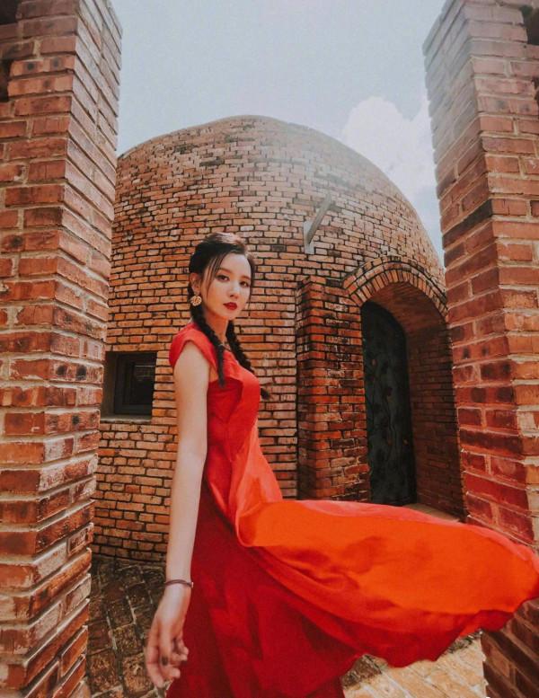性感張萌：一身紅色連衣裙高階大氣上檔次