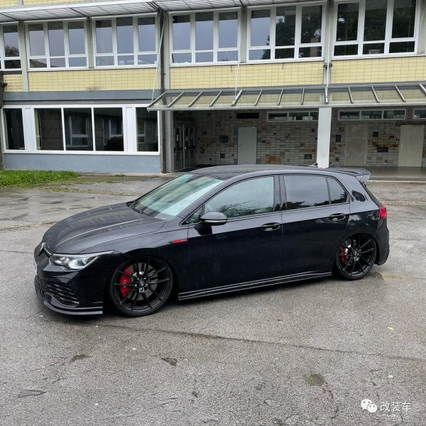 用一身競技改件來玩姿態的8代高爾夫GTI，這操作你們看得懂嗎？