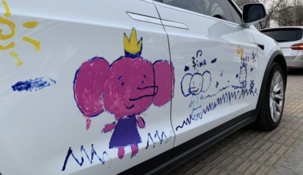 特斯拉車身被塗鴉,車主一臉無奈:打不得罵不得,她開心就好 特斯拉車身被塗鴉,車主一臉無奈:打不得罵不得,她開心就好