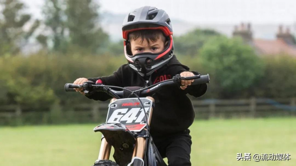 3歲男孩騎摩托表演死亡飛車，成最年輕特技車手丨趣觀世界