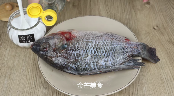 解凍魚不能直接用水泡,海產老闆教我一招,解凍後和新鮮買的一樣 解凍魚不能直接用水泡,海產老闆教我一招,解凍後和新鮮買的一樣