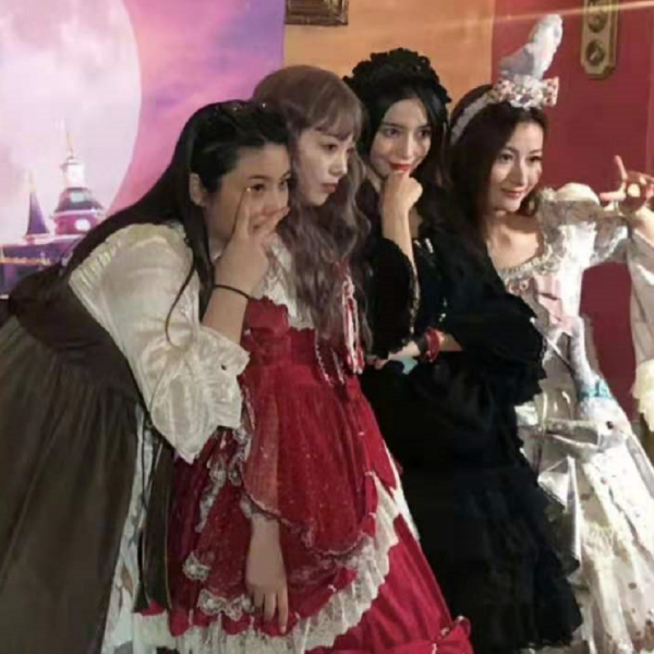 Baby帶兒子提前過萬聖節!穿暗黑洛麗塔別有風情,小海綿個頭不小 Baby帶兒子提前過萬聖節!穿暗黑洛麗塔別有風情,小海綿個頭不小