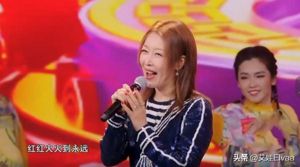 孫悅久違登央視晚會太興奮！穿魚鱗裙大方秀身材，換髮型變央視臉