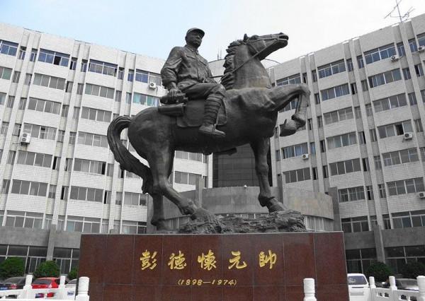 彭德懷2段婚姻一生無子，撫養7個子侄成才，唯一遺願與弟弟合葬