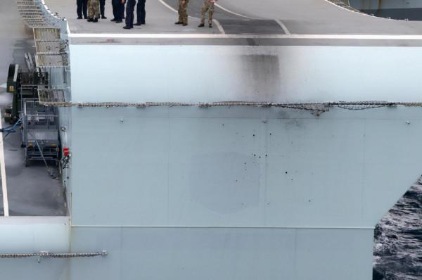 塑膠蓋血案,英國F-35B飛行員被掛船頭險餵魚,跳傘時機堪稱經典 塑膠蓋血案,英國F-35B飛行員被掛船頭險餵魚,跳傘時機堪稱經典