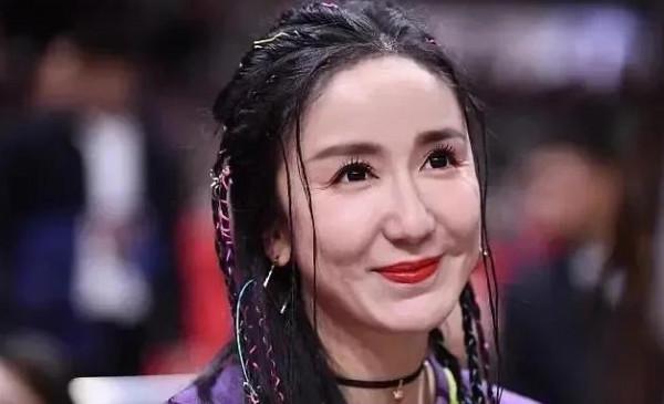 熱巴吐舌、萬茜嘟嘴、倪妮撩頭髮，女星油膩起來就沒男星什麼事了