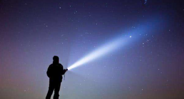 開啟手電筒後，再馬上關閉，這條光線會直接消失還是繼續傳播呢？