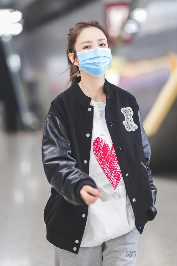 佟麗婭休閒風現身成都機場，國潮上身心情舒暢