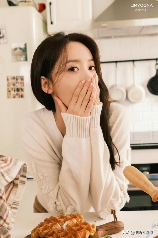 林允兒，溫柔少女感爆棚！微卷長髮，可人氣質，讓你找回初戀感覺