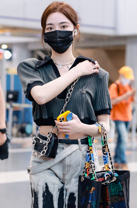 許佳琪的“愛豆腰”有多細？最小碼牛仔褲還扎雙腰帶，不料成焦點