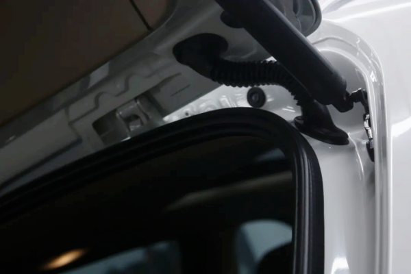 翻新“破爛不堪”的寶馬X5,車主硬是把X5當拖拉機開了7年 翻新“破爛不堪”的寶馬X5,車主硬是把X5當拖拉機開了7年