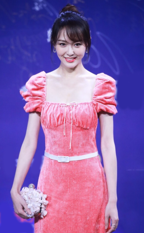 唐嫣這平板身材真養眼，土味條絨裙也穿出時髦感，37歲嫩成17歲