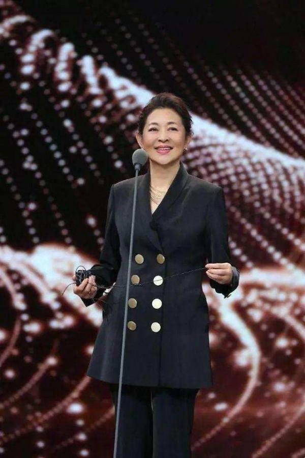 倪萍引領一波“奶奶時尚”，穿衛衣內搭花襯衫時髦減齡，值得借鑑