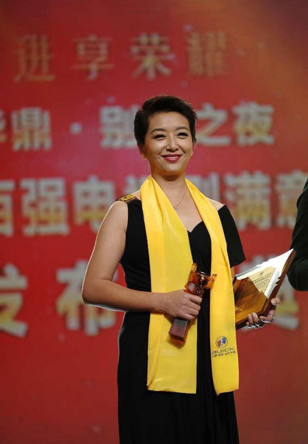 江珊越老氣質越高階，背頭配印花裙有御姐範，就是身材走形沒遮住