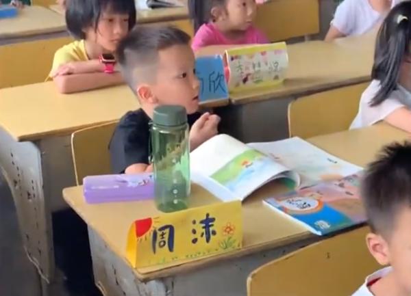 笑哭！湖南一女孩的名字叫“週一”，不料後排男孩的名字更有趣