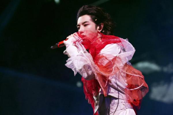 紅色因他而紅，紅詮釋了他的輕狂與愛意張揚，紅與華晨宇絕配