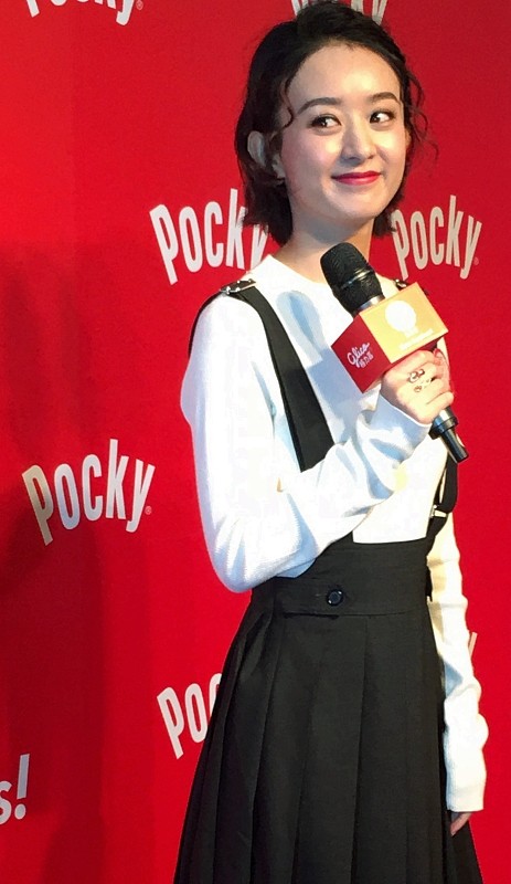 趙麗穎離婚後，穿著打扮好有少女感，百褶裙配短髮，妥妥少女範