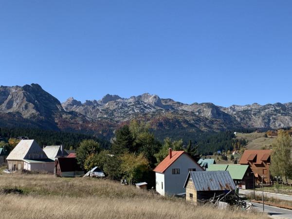 它是南斯拉夫電影《橋》所在地、也是最具“北歐風情”的南歐小鎮