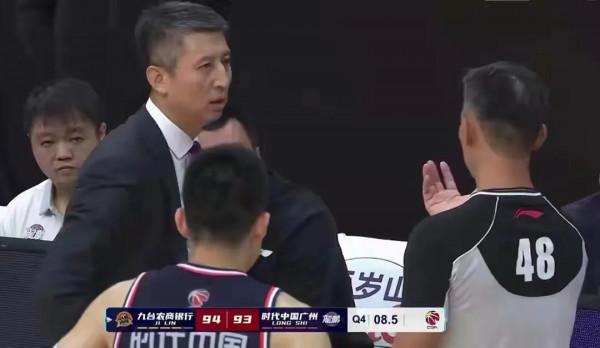 國內籃球界能鬧多少笑話,恰恰就說明了國內籃球有多不成熟 國內籃球界能鬧多少笑話,恰恰就說明了國內籃球有多不成熟