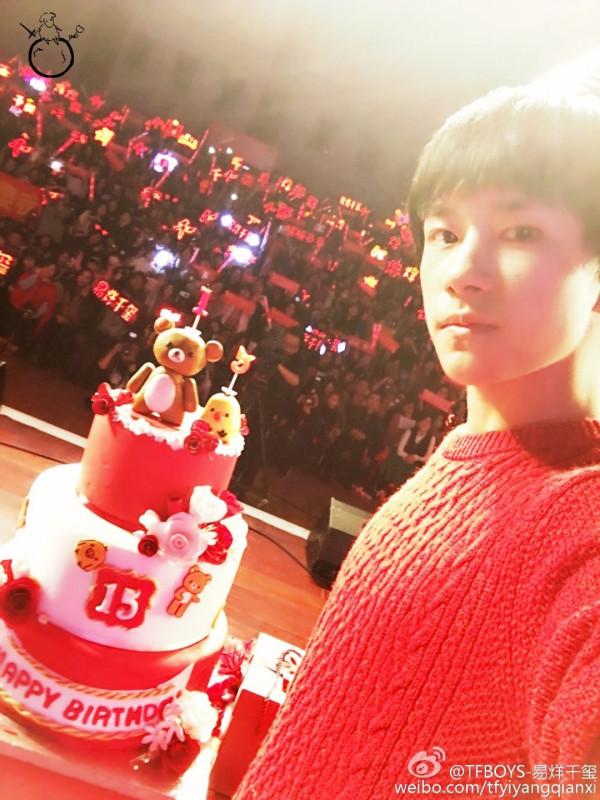 易烊千璽和粉絲的新合照久違的大合照，每次見面都是愛的奔赴