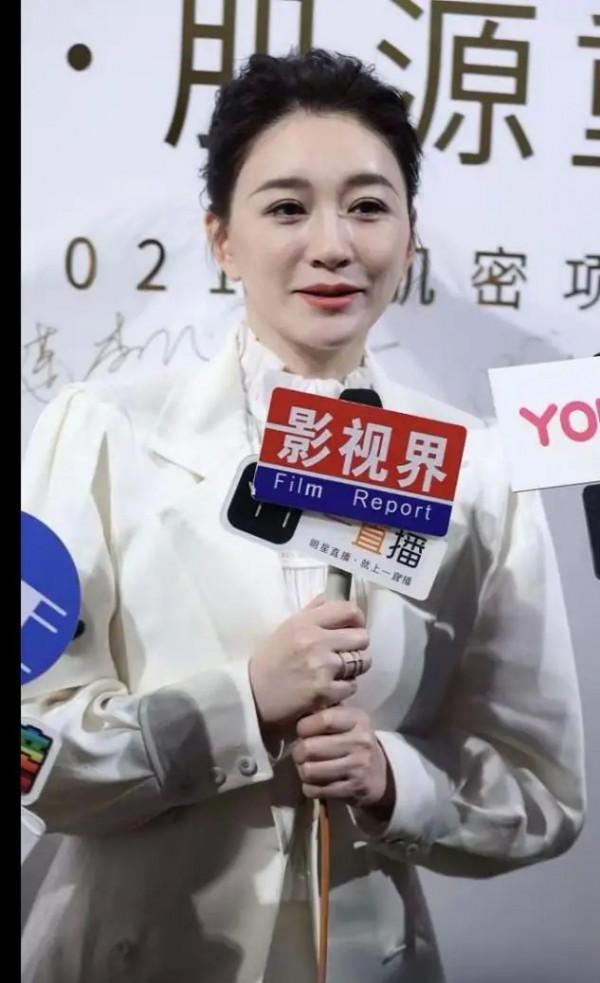 45歲李小冉罕見曬自拍！面板白到發光惹人羨，穿大衣幹練又霸氣