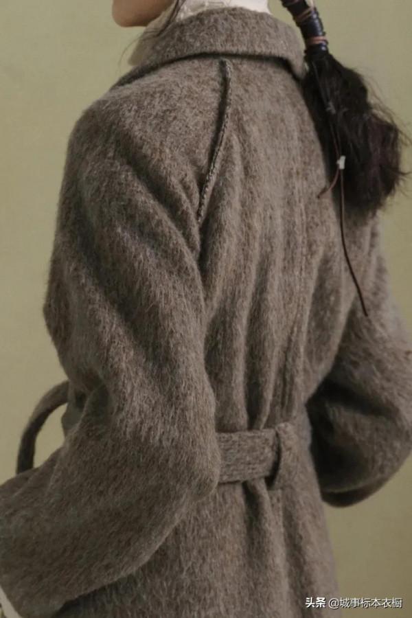 靜謐如大地的羊毛外套交織紋理的深調色系,如冬日的肌理 靜謐如大地的羊毛外套交織紋理的深調色系,如冬日的肌理