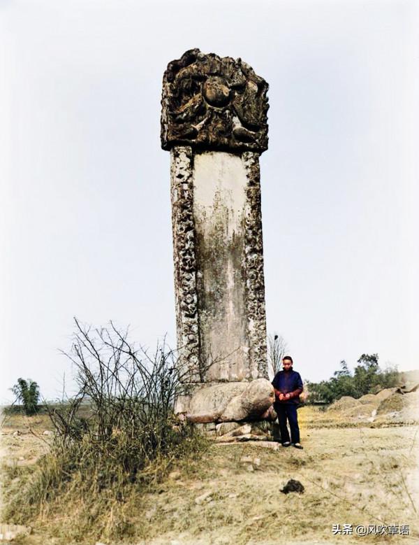 1911年2月的湖北宜昌,漁民用水獺捕魚,巨大的墓碑令人震撼 1911年2月的湖北宜昌,漁民用水獺捕魚,巨大的墓碑令人震撼