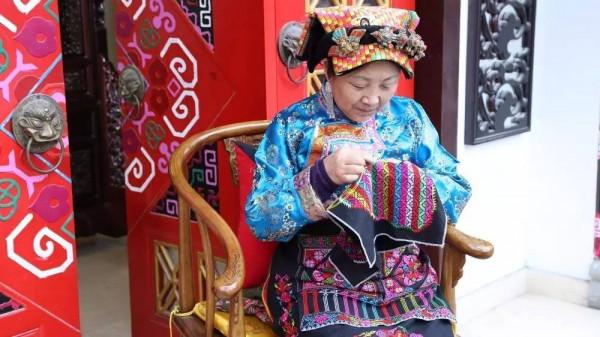 她是1根繡針吸金800萬，被愛馬仕看中的四川大媽，憑實力走向國際