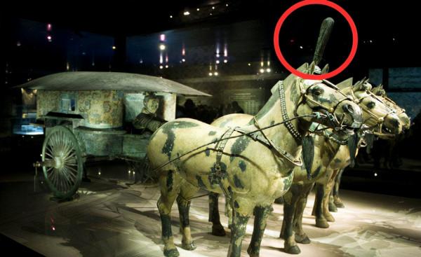 曾侯乙墓出土碗器,它是馬纛,駕車的四匹馬中只有一匹能受此殊榮 曾侯乙墓出土碗器,它是馬纛,駕車的四匹馬中只有一匹能受此殊榮