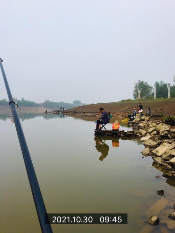 水深一兩尺,打窩十來斤,野河來了無數釣友有趣垂釣 水深一兩尺,打窩十來斤,野河來了無數釣友有趣垂釣