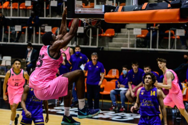 17歲，身高2米09！19分鐘5封蓋，打破65年紀錄！天賦溢位螢幕了