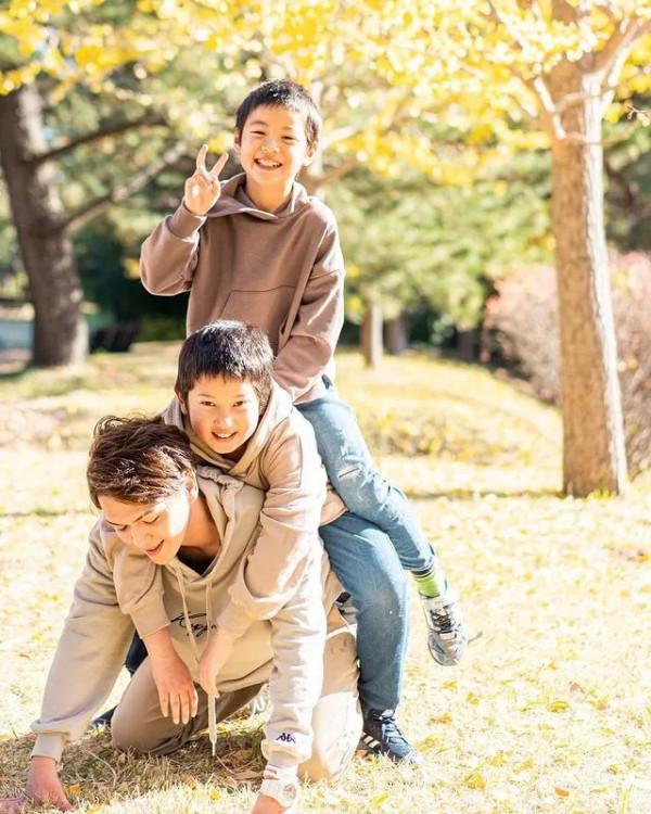 日本“紙箱寶寶”長大了！看過她爸媽的照片後，我酸了