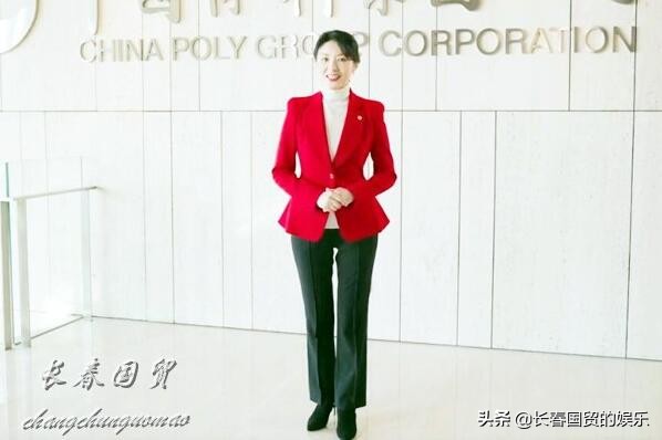 54歲周濤首次以新職身份出鏡，穿紅衣向粉絲拜年，端莊優雅氣質好