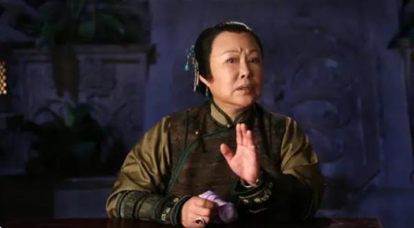 一婚被家暴，二婚被嫌棄，三婚惹爭議，71歲的斯琴高娃怎樣了？