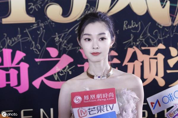 顏值絕美！宋軼妝容精緻氣質絕佳，扎丸子頭減齡似少女