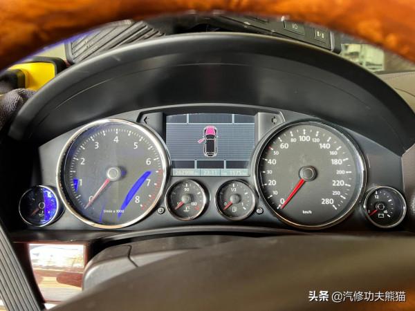 百萬級大眾8缸途銳戰損車況，發動機快報廢，4S店拒修翻後新復活