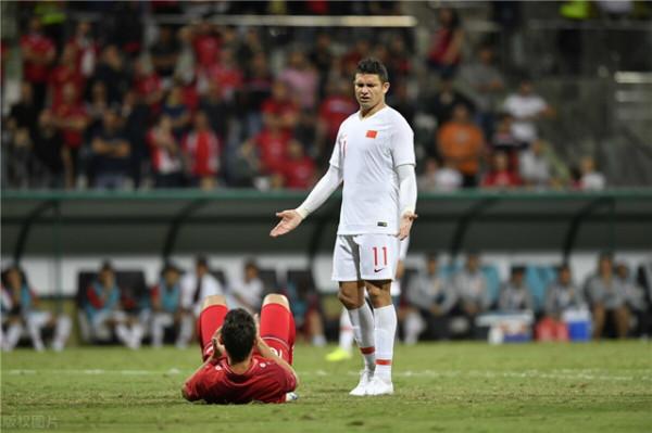 著名編劇曝艾克森被某大球星排擠，評論員闢謠：國足就沒大球星