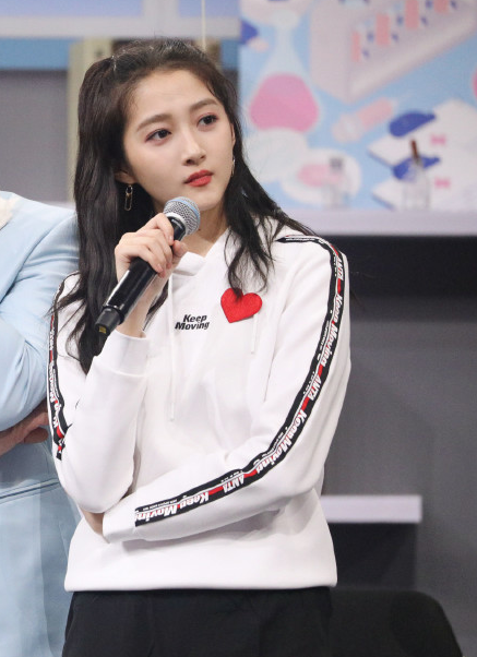 這4位女星，明明身高很高，卻長了一張“萌妹臉”！反差感太強了