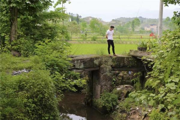 被拐19年後，他憑記憶抓住人販子找到家，父親卻不允許生母入祖墳