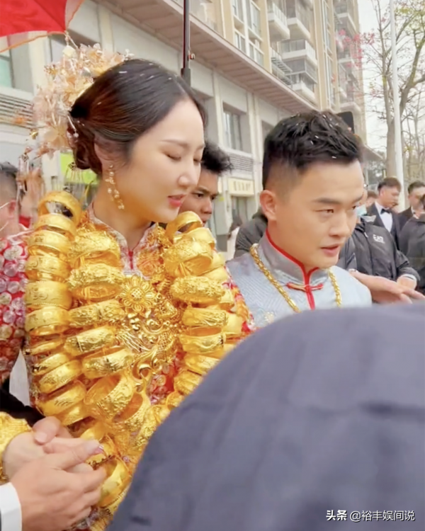 恭喜！千萬級網紅“小剛學長”大婚，新娘脖子處掛50多個龍鳳鐲