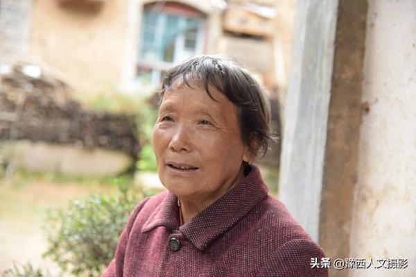 山村老兩口活力旺盛，跟天鬥、跟野畜鬥，偶爾還跟兒子鬥一鬥