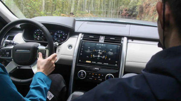 學人穿晚禮服去越野？