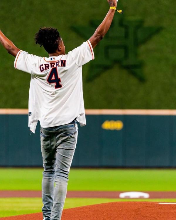 城市的希望！美媒曬更多杰倫-格林開球照：休斯頓的心頭好