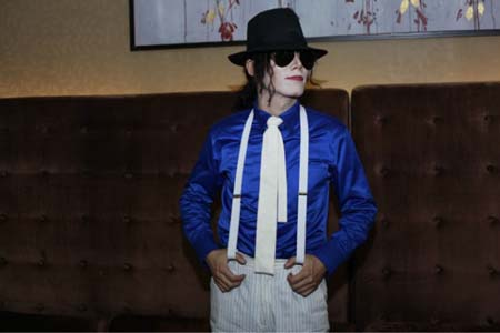 河南小夥模仿邁克爾傑克遜爆火，簽約好萊塢，走上人生巔峰