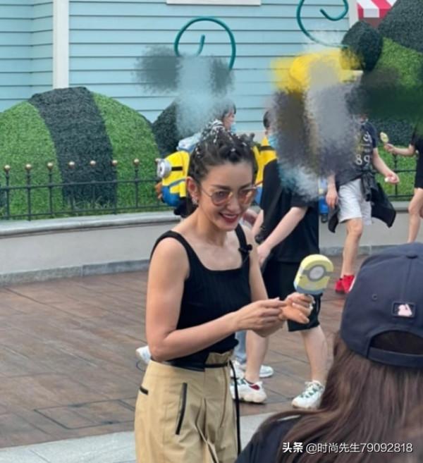 李冰冰穿黃色連衣裙霸氣出場,雙手插兜很酷,好幾個保安跟隨 李冰冰穿黃色連衣裙霸氣出場,雙手插兜很酷,好幾個保安跟隨