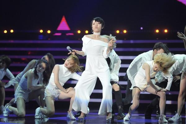 吳莫愁雖然不是最美的，但是很有型