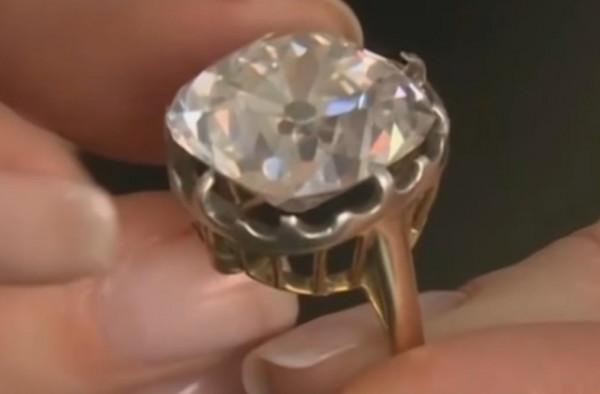英國女人花88元買了枚二手戒指，30年後去鑑定才發現價值500萬