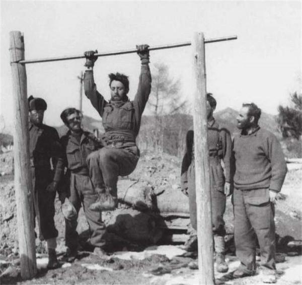 抗美援朝時敵軍用繩子拴在一起,這是啥戰術?志願軍如何巧抓俘虜 抗美援朝時敵軍用繩子拴在一起,這是啥戰術?志願軍如何巧抓俘虜