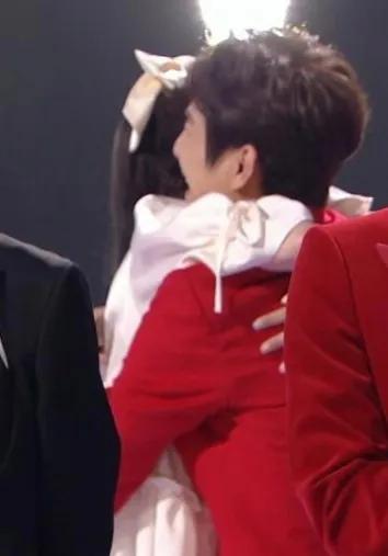 湖南衛視跨年：新人主持全部翻車，龔俊自嘲動作大，王一博發胖